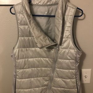 Silky. Yep deep pockets. Side zipper cross body.